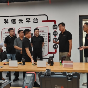 市大數(shù)據(jù)局局長(zhǎng)李家亮一行蒞臨科電儀器調(diào)研指導(dǎo)