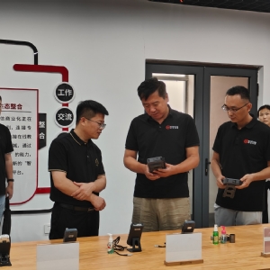 市大數(shù)據(jù)局局長(zhǎng)李家亮一行蒞臨科電儀器調(diào)研指導(dǎo)